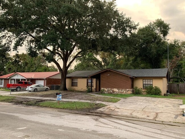 709 Ponderosa Dr E in Lakeland, FL - Building Photo - Building Photo