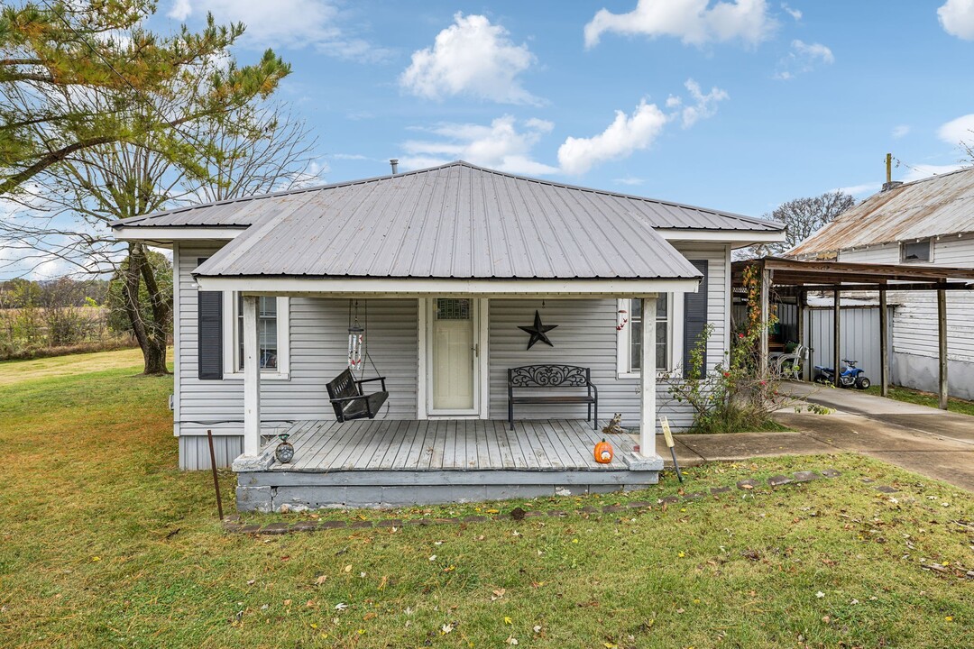 1097 N Main St in Mt Pleasant, TN - Building Photo