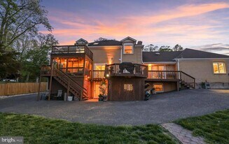 18505 Cabin Rd in Triangle, VA - Building Photo