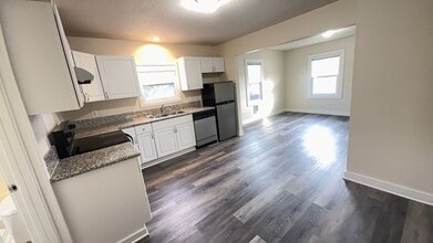 1925 Broadway St NE in Salem, OR - Building Photo - Building Photo