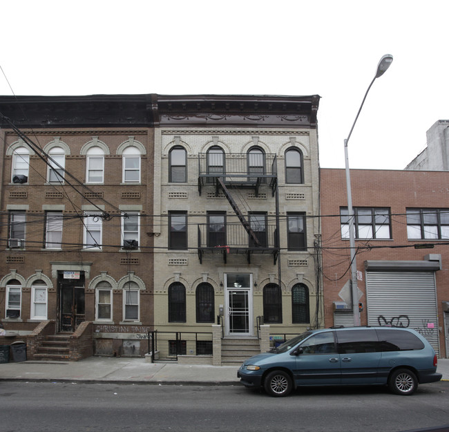 102 Grattan St in Brooklyn, NY - Building Photo - Building Photo