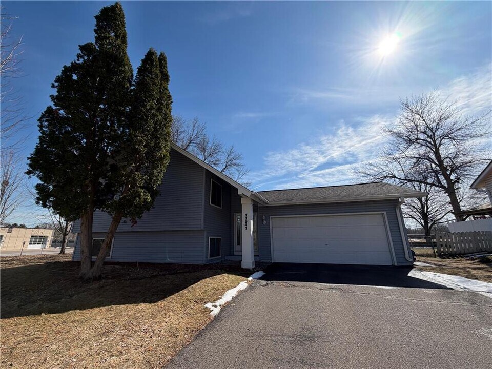 11941 69th Ave N in Maple Grove, MN - Building Photo