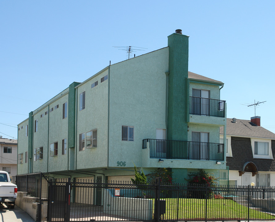 906 N Edgemont St in Los Angeles, CA - Building Photo