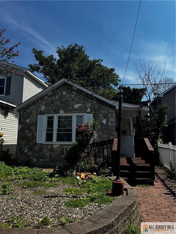 property at 280 Shoreland Cir