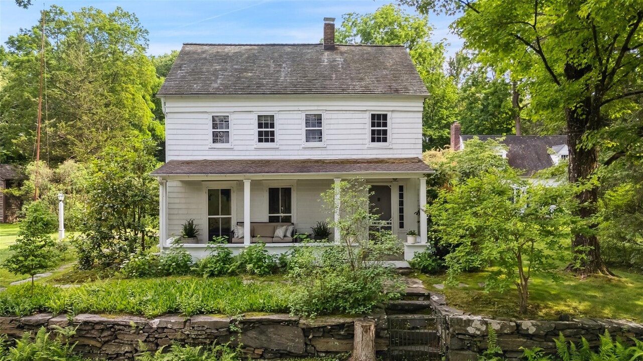 701 Guard Hill Rd in Bedford, NY - Building Photo