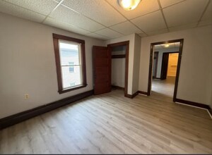 323 Cumberland St in Rumford, ME - Foto de edificio - Building Photo