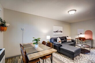 407 S 94th Pl, Unit ID1377407P in Milwaukee, WI - Foto de edificio - Building Photo