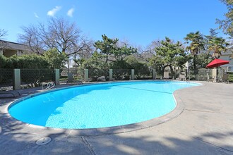 Parkwood Apartments in Fresno, CA - Building Photo - Building Photo