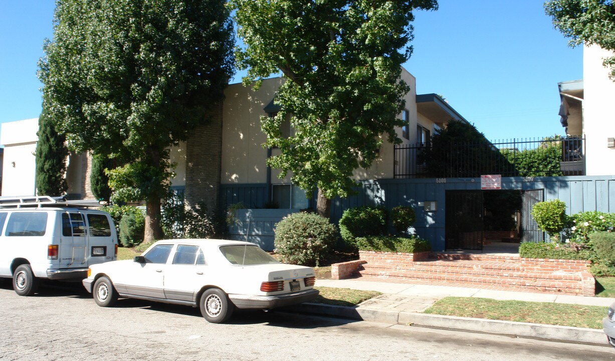 5101 Buffalo Ave in Sherman Oaks, CA - Building Photo