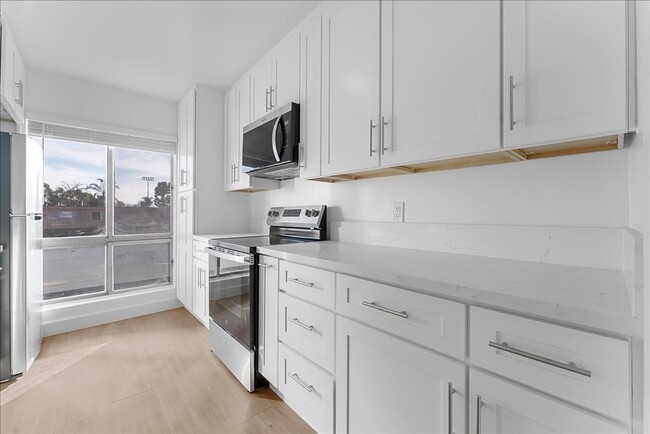 21722 Roscoe Blvd in Los Angeles, CA - Building Photo - Building Photo