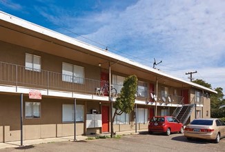 Laru in Burien, WA - Foto de edificio - Building Photo