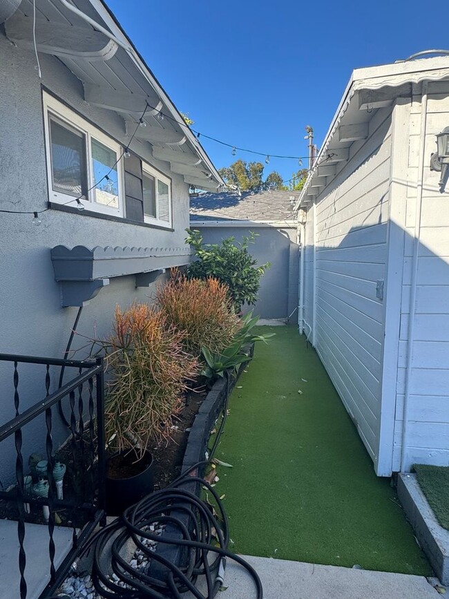 5309 Comercio Way in Los Angeles, CA - Foto de edificio - Building Photo