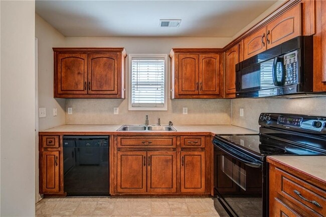 137 Cypress Ct in Canton, GA - Foto de edificio - Building Photo