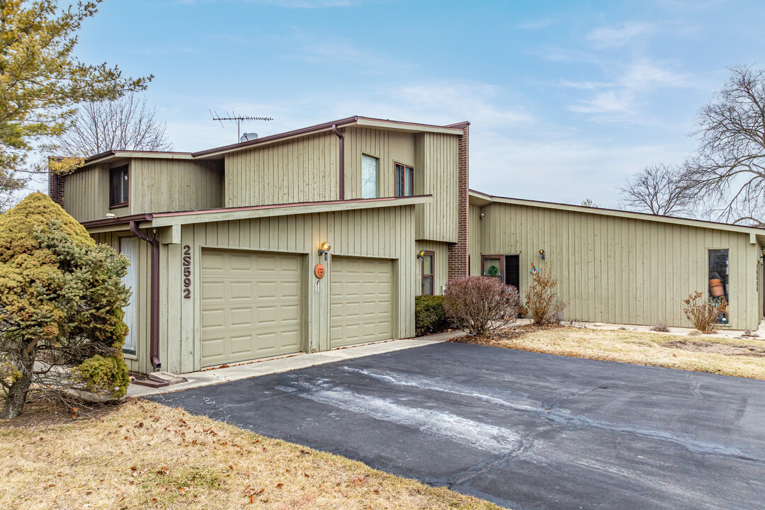 Emerald Green in Warrenville, IL - Building Photo