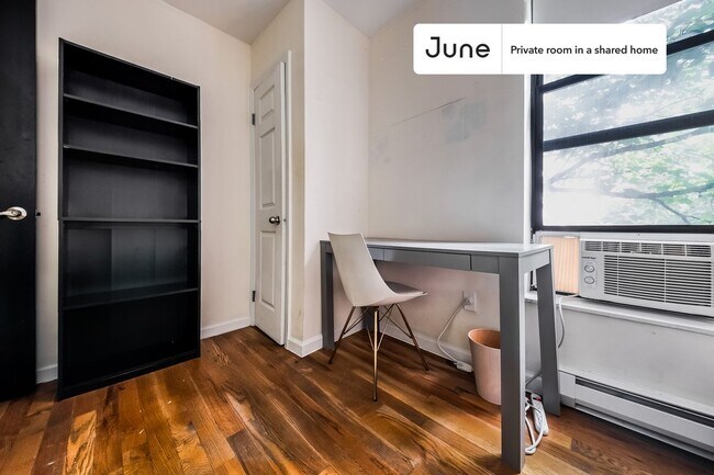 Private bedroom in 5 bed/2 bath Home in New York, NY - Building Photo - Building Photo