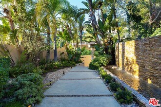 8825 Hollywood Blvd in Los Angeles, CA - Building Photo - Building Photo