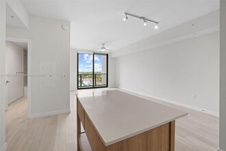 555 NE 8th St, Unit 728 in Fort Lauderdale, FL - Foto de edificio - Building Photo