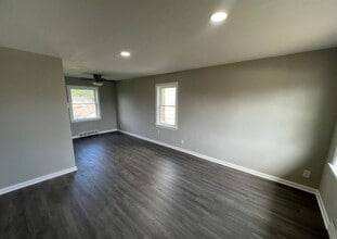 728 S Leonard St in Liberty, MO - Building Photo - Building Photo