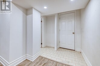 99 Cherrywood Dr in Newmarket, ON - Building Photo - Building Photo