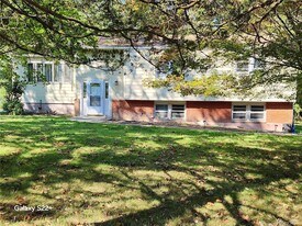 4 Norman Dr, Unit 12E in Shoreham, NY - Building Photo