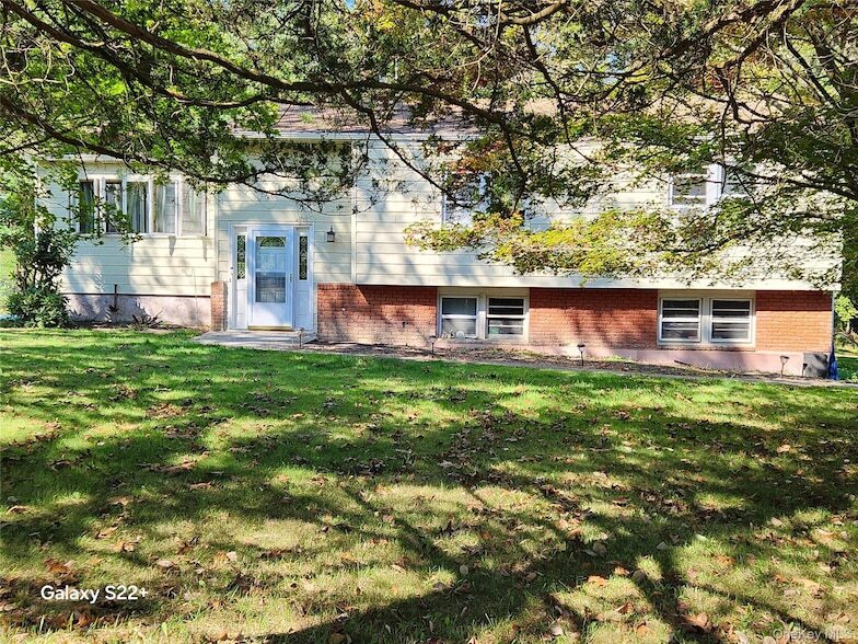 4 Norman Dr, Unit 12E in Shoreham, NY - Building Photo