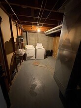 1563 Oakwood Dr in Waterloo, IA - Building Photo - Building Photo