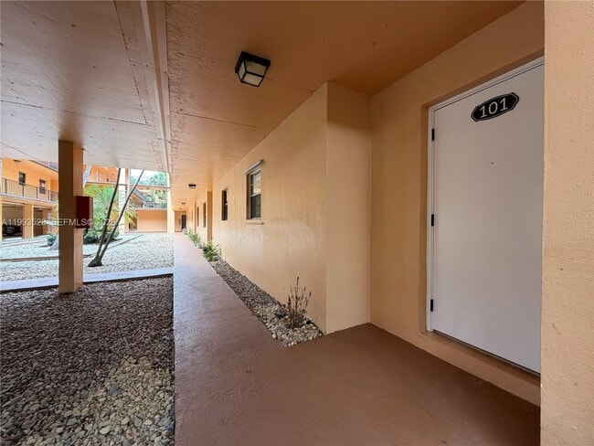 400 Commodore Dr in Plantation, FL - Building Photo - Building Photo