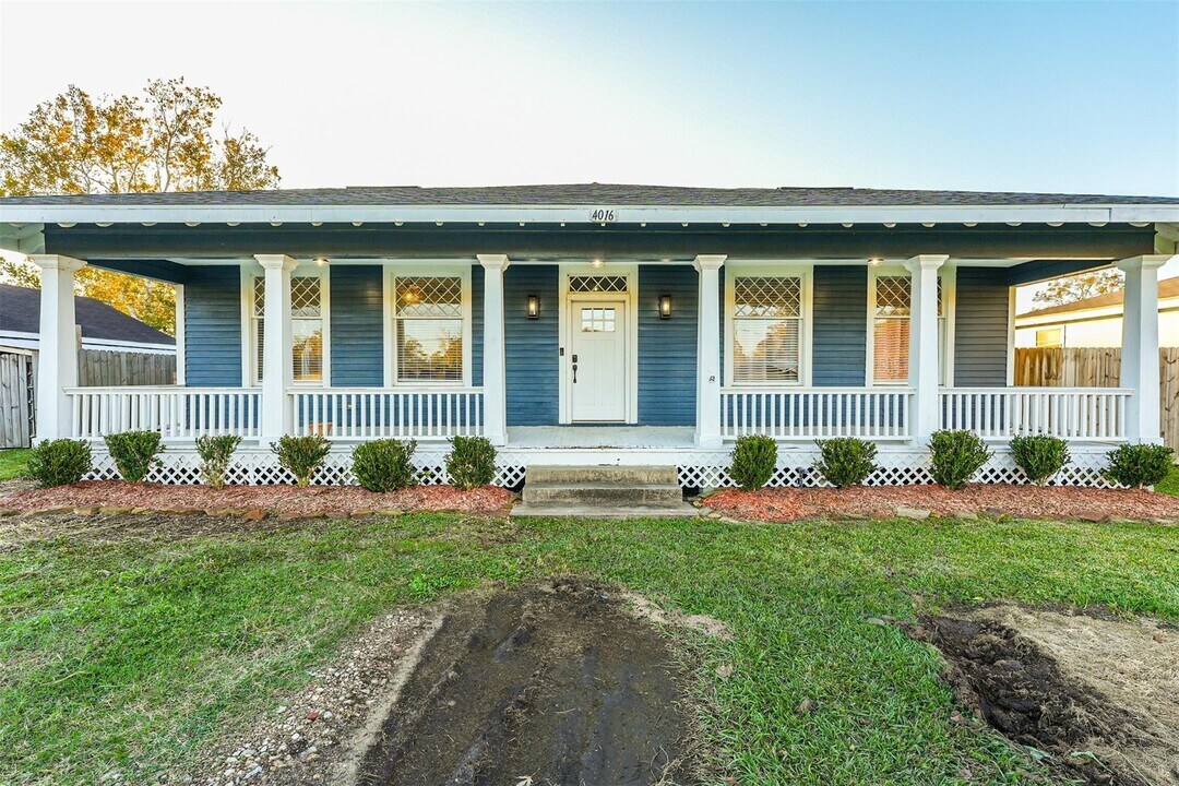 4016 Avenue Q 1/2 in Santa Fe, TX - Building Photo