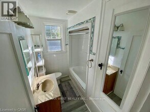 18 Cameron Ave S in Hamilton, ON - Building Photo - Building Photo