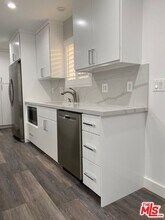 3203 W Chandler Blvd in Burbank, CA - Building Photo - Building Photo