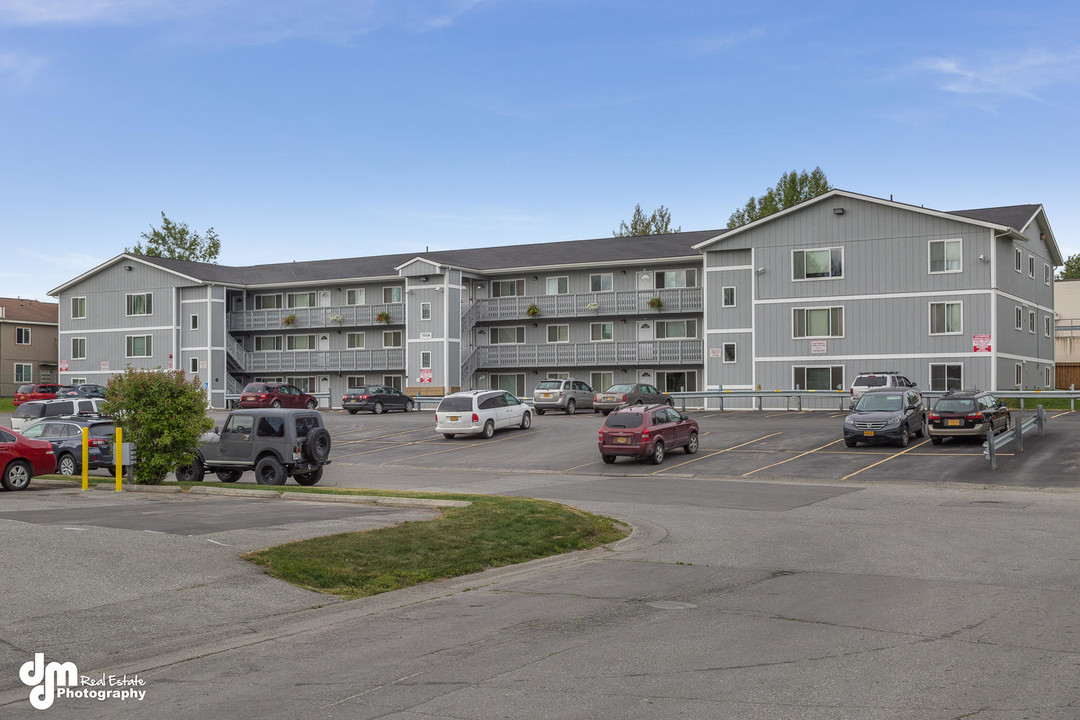 Raspberry Court Apartments in Anchorage, AK - Foto de edificio