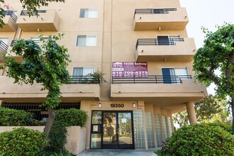 19350 Saticoy St. LLC in Reseda, CA - Foto de edificio - Building Photo