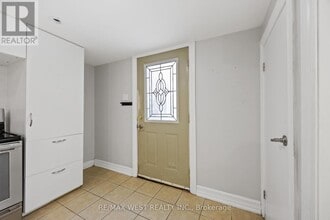 2440 King Rd in King City, ON - Building Photo - Building Photo