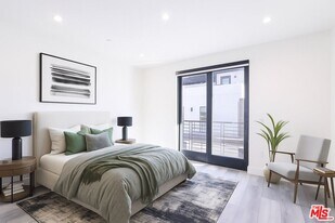 11800 Courtleigh Dr in Los Angeles, CA - Building Photo