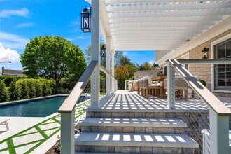 4 Carriage Ln in Southampton, NY - Building Photo - Building Photo