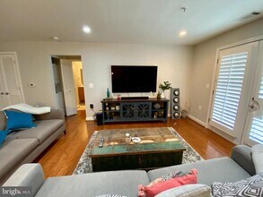 4149 S Four Mile Run Dr in Arlington, VA - Building Photo - Building Photo