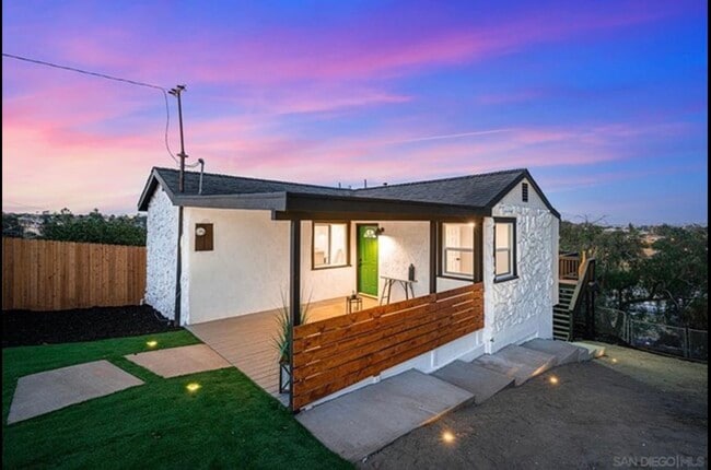 2325 Vancouver Ave in San Diego, CA - Building Photo - Building Photo