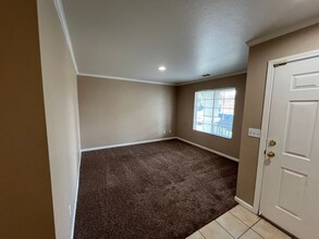 421 Peregrine Dr in Patterson, CA - Building Photo - Building Photo