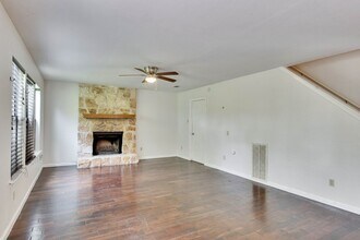 7501 Gaines Mill Ln in Austin, TX - Foto de edificio - Building Photo