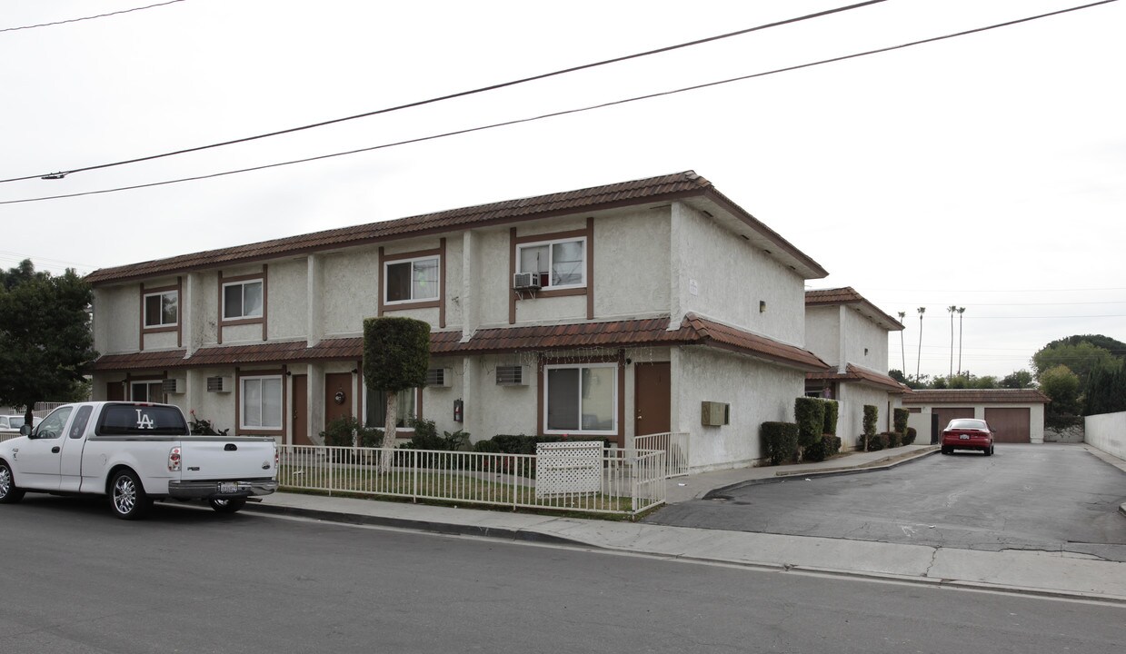 118 W Mountain View Ave in La Habra, CA - Foto de edificio