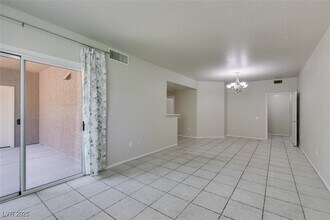 8324 W Charleston Blvd in Las Vegas, NV - Foto de edificio - Building Photo