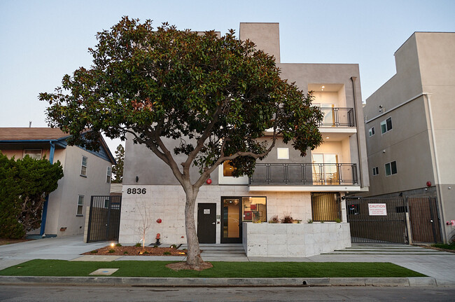 8836 Reading Ave in Los Angeles, CA - Foto de edificio - Building Photo