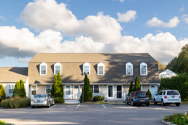 Driftwood Cove in Greenport, NY - Building Photo - Building Photo