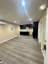 2222 Zoe Ave in Huntington Park, CA - Foto de edificio - Building Photo