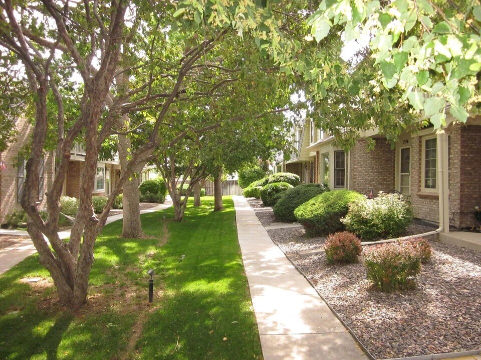 7570 S Cove Cir in Centennial, CO - Building Photo