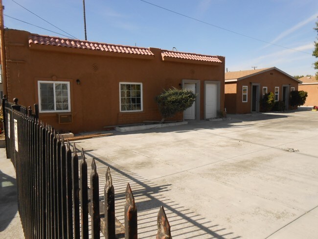 1526 W Foothill Blvd in Rialto, CA - Foto de edificio - Building Photo