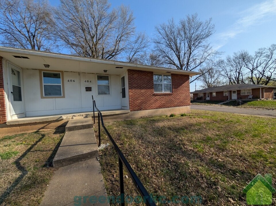 404 Holiday Dr in Belton, MO - Foto de edificio