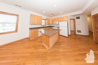 2741 N Southport Ave, Unit 2741 1 N in Chicago, IL - Building Photo - Building Photo