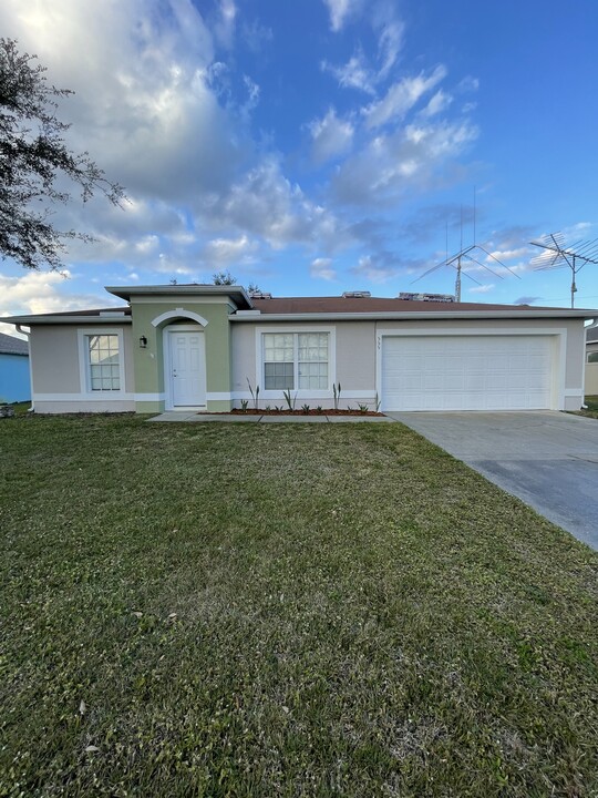 555 Olsmar St SW in Palm Bay, FL - Building Photo