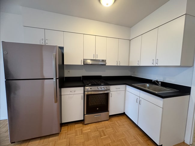 1829 26th Ave, Unit 3 in Astoria, NY - Foto de edificio - Building Photo